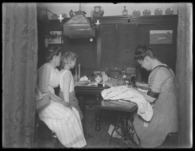 Ethel Gray Magaw Hassler, William Gray Hassler (kleiner Junge), Harriet E. Hassler (an der Nähmaschine) und Reddy (Katze) im Essbereich von 150 Vermilyea Avenue, Apartment 44, New York City, ca. 19 von William Davis Hassler